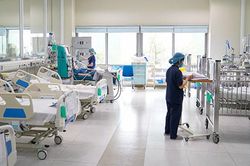Con tổn thương thần kinh nặng do gia đình cho dùng đơn thuốc cũ