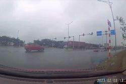 Hải Phòng: Toyota Innova dừng đèn đỏ bị xe container đâm văng