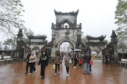 Du khách nô nức đổ về đền Trần Nam Định trước giờ khai ấn