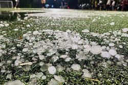 Xuất hiện mưa đá mật độ dày ở thành phố Điện Biên Phủ
