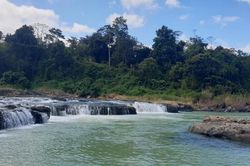 Nhảy xuống thác cứu du khách, 2 người cùng bị đuối nước