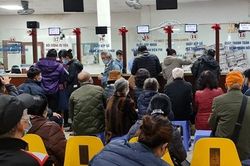 Sau Tết, nhiều cơ sở khám bệnh chật như nêm