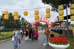 Hà Nội mưa tầm tã, vẫn không ngăn được người yêu thơ đến với Ngày Thơ Việt Nam