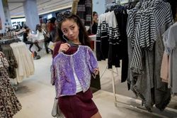 Cô gái chỉ mặc quần áo đi thuê