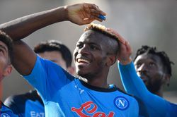 Napoli bỏ xa đội xếp thứ hai Serie A 16 điểm