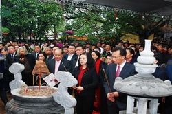 Bộ trưởng Bộ Y tế Đào Hồng Lan dâng hương tưởng niệm danh y Hải Thượng Lãn Ông Lê Hữu Trác