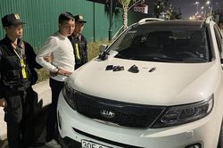 Kiểm tra xe ô tô, phát hiện đối tượng tàng trữ súng và ma túy