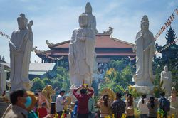 Người dân đi lễ chùa cầu an trong ngày Rằm tháng Giêng