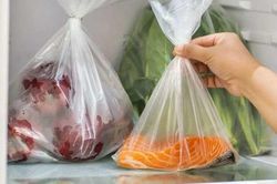 Nếu bạn cho túi ni lông đựng thức ăn vào trong tủ lạnh chẳng khác nào tự giết dần cả nhà mà chẳng ngờ