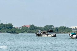 Lật đò chở 12 khách trên sông Đồng Nai, 1 người tử vong