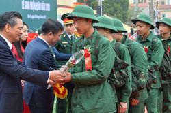 Thanh niên Thủ đô nô nức lên đường nhập ngũ