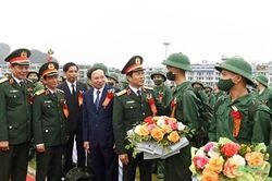 Cờ đỏ sao vàng nhuộm lòng son ý chí