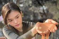 Đạo diễn Nhâm Minh Hiền làm phim tôn vinh nghề làm tranh cát