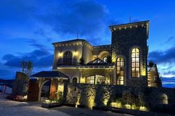 Cận cảnh 'lâu đài' của Hoa hậu Thu Hoài và chồng trẻ