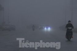 Sương mù 'nuốt' nhà cao tầng ở Vinh, hàng loạt chuyến bay bị hủy