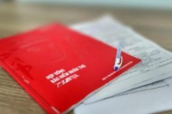 Ngân hàng bán 'bia kèm lạc', khách hàng bức xúc 'một cổ hai tròng'