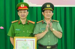 Khen thưởng lực lượng công an bắt 'nóng' nghi phạm cướp tiệm vàng ở Vĩnh Long