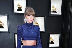 Dàn sao đổ bộ thảm đỏ Grammy 2023: Taylor Swift lạnh lùng, Lizzo chiếm spotlight với trang phục độc lạ