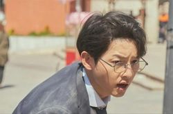 Thần thánh như Song Joong Ki, vừa xuất hiện đã cứu nhà đài khỏi thời kỳ khủng hoảng kéo dài