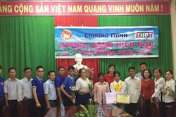 Trao học bổng 'Gương sáng hiếu học'