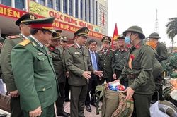 Thứ trưởng Lê Quốc Hùng dự lễ giao nhận quân tại tỉnh Thừa Thiên-Huế