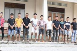 Khống chế nhóm đối tượng vác hung khí kéo nhau đi đòi nợ