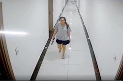 Người phụ nữ cầm dao đi dọc hành lang, đe dọa hàng xóm trong chung cư ở Hà Nội