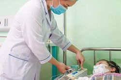 Bé 10 tuổi bị vỡ thận vì đập thắt lưng vào thành cầu thang