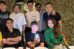 Trương Ngọc Ánh bị nghi 'thả rông' khi dự tiệc hội ngộ cùng dàn diễn viên 'Đồng Tiền Xương Máu'