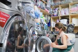 Dịch vụ giặt khô là hơi trời nồm ẩm đắt khách, hoạt động hết công suất