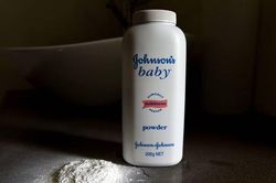Johnson & Johnson bị kiện với cáo buộc phấn rôm gây ung thư