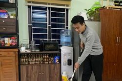 Nhà đổ mồ hôi, quần áo bốc mùi, người dân Hà Nội bỏ trăm triệu đồng để 'đối phó'