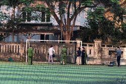 Thanh niên ở Huế tử vong vì khung thành đổ vào người