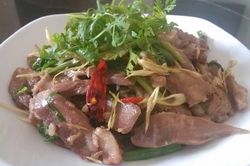 Thực đơn cơm chiều: Lưỡi lợn xào lăn, gà hấp muối sả, canh bắp cải thịt viên