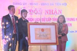 Đón Bằng xếp hạng Di tích lịch sử cấp tỉnh đình Trung Na