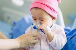 Trẻ mắc viêm phế quản phổi khi trời nồm ẩm, trị thế nào?