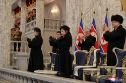 Con gái ông Kim Jong Un xuất hiện trong lễ duyệt binh