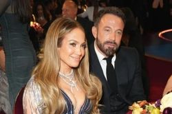 Vì sao Ben Affleck luôn có vẻ ngoài khốn khổ