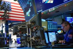 Chứng khoán Mỹ lại 'đau đầu' vì lãi suất, Dow Jones lao dốc hơn 200 điểm
