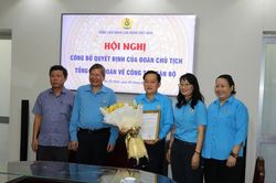 Trao quyết định công nhận chức danh Phó Chủ tịch LĐLĐ TP HCM đối với ông Phùng Thái Quang