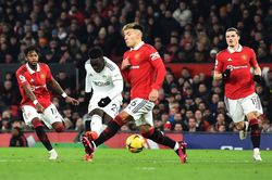 MU đuối sức ở Premier League: Gian nan chờ Erik ten Hag