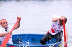 Hấp dẫn những pha đua thuyền thúng qua sông tại Lễ hội Đền Cờn