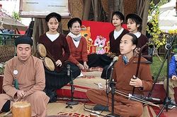 Về thành Nam gặp chợ Tết xưa