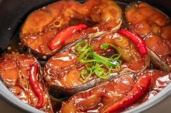 Kho cá đừng dùng nước lã: Cho thứ này để cá đậm đà, nhừ xương mà vẫn chắc thịt