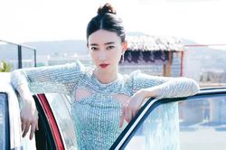 Hàng chục người đòi tiền Vương Lệ Khôn giữa phố