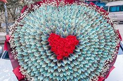 Bó hoa tiền trăm triệu độc lạ 'ngóng' đại gia ngày Valentine