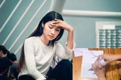 Đầy tháng cháu, bà nội ở quê lên cho chiếc phong bì dày cộp