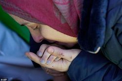Lần cuối, bà mẹ Syria hôn con gái nhỏ qua đời trong động đất ở Thổ Nhĩ Kỳ