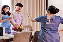 Bố mẹ bị thông gia xúc phạm vì tôi để chồng rửa bát, quét nhà