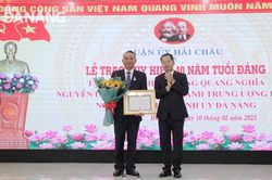 Trao Huy hiệu 40 năm tuổi Đảng cho nguyên Bí thư Thành ủy Trương Quang Nghĩa